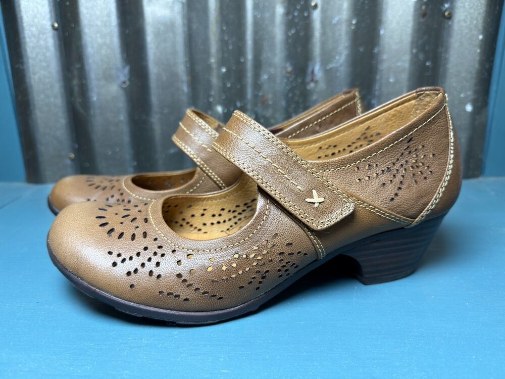Sofft Womens 7M Brown Leather Mary Jane Heels Perforated Comfort Shoes Academia